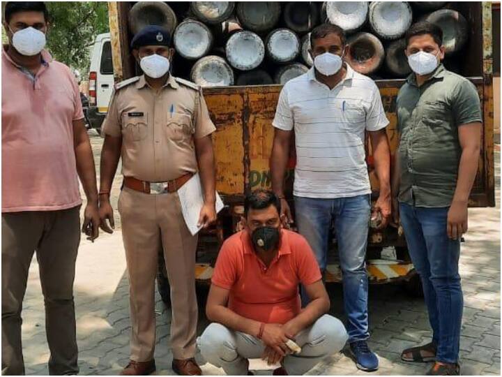 Faridabad: Oxygen Cylinder की कालाबाज़ारी के आरोप में एक शख्स गिरफ्तार, 50 सिलेंडर बरामद Faridabad: Oxygen Cylinder की कालाबाज़ारी के आरोप में एक शख्स गिरफ्तार, 50 सिलेंडर बरामद