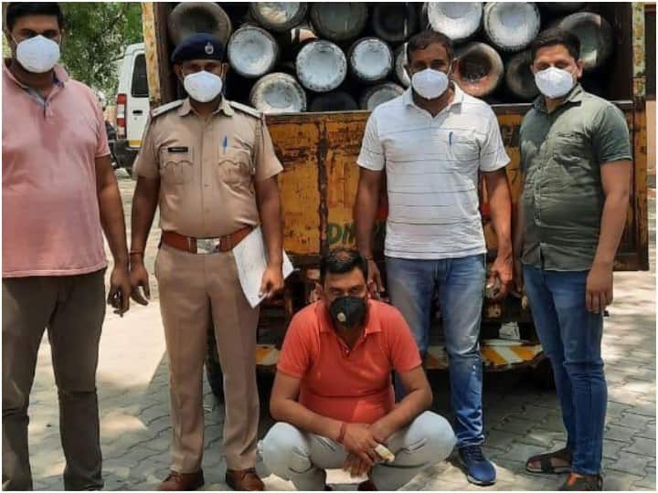 Faridabad: One man arrested for black Marketing of oxygen cylinders, 50 cylinders recovered फरीदाबाद: ऑक्सीजन सिलेंडर की कालाबाज़ारी के आरोप में एक शख्स गिरफ्तार, 50 सिलेंडर बरामद