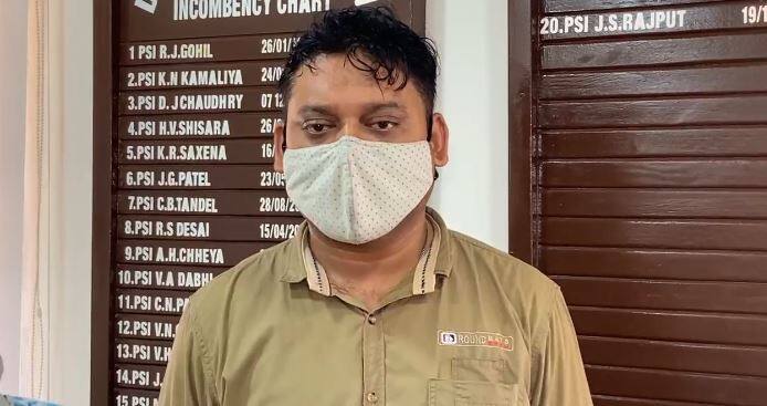 વલસાડ: વલસાડના નેશનલ હાઇવે પર આવેલ ધમડાચી ગામેથી ભરૂચના પોલીસ કર્મચારીને દારૂ સાથે વલસાડ LCBS ઝડપી પાડ્યો હતો. વલસાડના નેશનલ હાઇવે નંબર 48 પર એક  પરિવાર કારમાં  દારૂનો મોટા જથ્થો લઈ જતું હોવાની બાતમી પોલીસને મળી હતી.