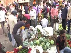 लखनऊ में कोरोना के सबसे ज्यादा मामले, फिर भी कोविड नियमों की धज्जियां उड़ा रहे लोग, देखें तस्वीरें