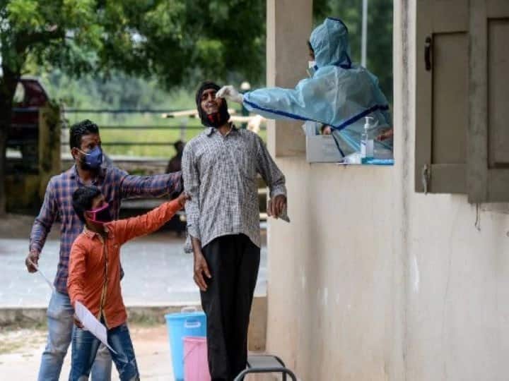 কাদের আরটি-পিসিআর করা উচিত? কী বলছে আইসিএমআর? কোভিড-১৯ উপসর্গগুলি মূলত-- কাশির সঙ্গে / ছাড়া জ্বর, গলা ব্যথা, শ্বাসকষ্ট, শরীরে ব্যথা, গন্ধ / স্বাদ না পাওয়া, ক্লান্তি ও ডায়রিয়া। এই উপসর্গগুলি থাকলে অবশ্যই আরটি-পিসিআর পরীক্ষা করান। এছাড়া, যদি আপনি সম্প্রতি কোনও কোভিড পজিটিভ ব্যক্তির সংস্পর্শে এসে থাকেন, তাহলে পরীক্ষা করানোই বাঞ্ছনীয়।