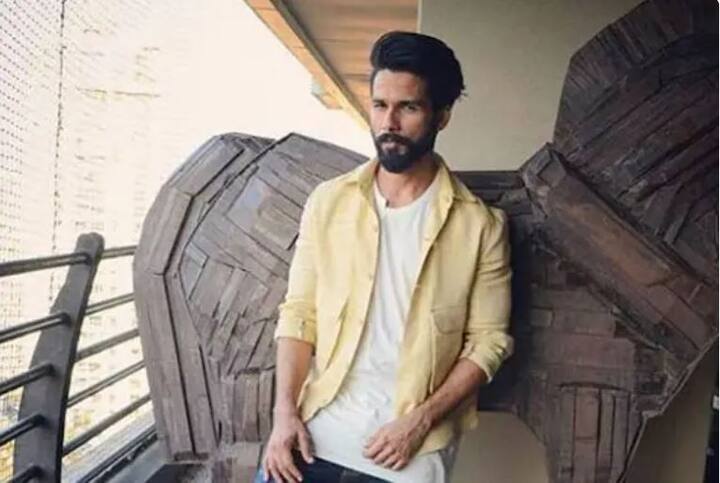 Shahid Kapoor : शाहीद कपूर त्या स्टार्सपैकी एक आहे, जे यंदाच्या वर्षी डिजिटल डेब्यू करणार आहेत. दरम्यान, शाहीदच्या सिरीजचं टायटल अद्याप रिविल करण्यात आलेलं नाही. पण यासंदर्भात स्वतः शाहीदनं माहिती दिली असून सिरीजबाबत तो उत्साही असल्याचं पाहायला मिळत आहे. (Photo Credit : Social Media)