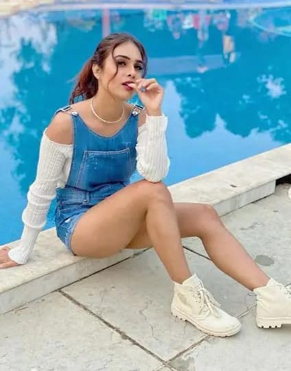 ফিটনেস ধরে রেখেছেন বলে যে কোনও ধরনের পোশাকেই মানিয়ে যান নেহা।