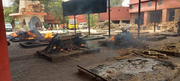 Corona's wrath: Amritsar crematorium lacks platforms for cremation, new arrangement made standing still ਕੋਰੋਨਾ ਦਾ ਕਹਿਰ: ਅੰਮ੍ਰਿਤਸਰ ਦੇ ਸ਼ਮਸ਼ਾਨਘਾਟ 'ਚ ਸਸਕਾਰ ਲਈ ਥੜ੍ਹਿਆਂ ਦੀ ਘਾਟ, ਖੜ੍ਹੇ ਪੈਰ ਕੀਤਾ ਨਵਾਂ ਪ੍ਰਬੰਧ