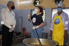 બોલિવૂડની આ હોટ એક્ટ્રેસ મુંબઈની સડકો પર ગરીબોને જમવાનું વહેંચતી નજરે પડી, જુઓ તસવીરો