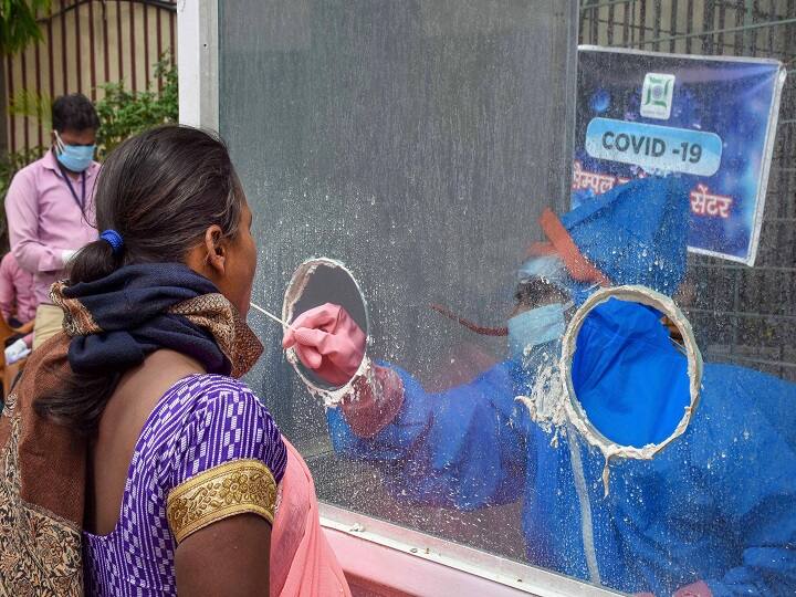 বৃহস্পতিবার, দৈনিক সংক্রমণে বিশ্বে সর্বকালীন রেকর্ড গড়ল ভারত। একদিনে আক্রান্তের সংখ্যায় ফের চার লক্ষের গণ্ডি পেরোনোর পাশপাশি, দৈনিক মৃত্যুর সংখ্যাতেও দেশে নতুন রেকর্ড।