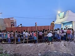 மரக்காணத்தில் திடீரென குவிந்த மதுப்பிரியர்கள்; திக்கு முக்காடிய டாஸ்மாக் கடையின் கலர்‛புல்’ போட்டோஸ்