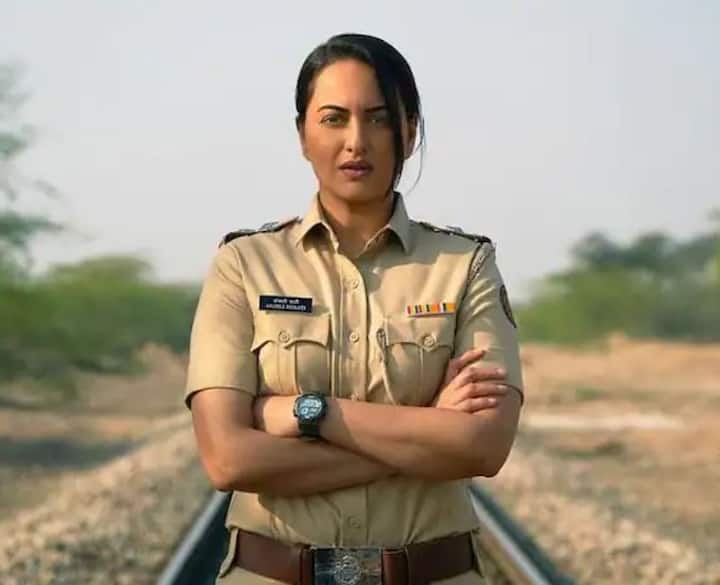 Sonakshi Sinha : सोनाक्षी सिन्हा एका पोलीस ऑफिसरच्या भूमिकेत डिजिटल प्लॅटफॉर्मवर पदार्पण करणार आहे. आपला पहिला लूक शेअर करत सोनाक्षीने सीरिजबाबत माहिती दिली होती. या सीरिजचं नाव fallen असणार आहे. (Photo Credit : Social Media)