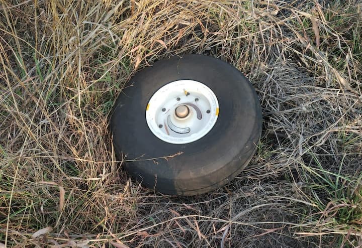 নাগপুর থেকে হায়দরাবাদের উদ্দেশে যাত্রা শুরু করেছিল এয়ার অ্যাম্বুলেন্স। কিন্তু প্লেন ওড়ার কিছুক্ষণের মধ্যেই ঘটে বিপত্তি। মাঝ আকাশে খুলে যায় বিমানের চাকা।