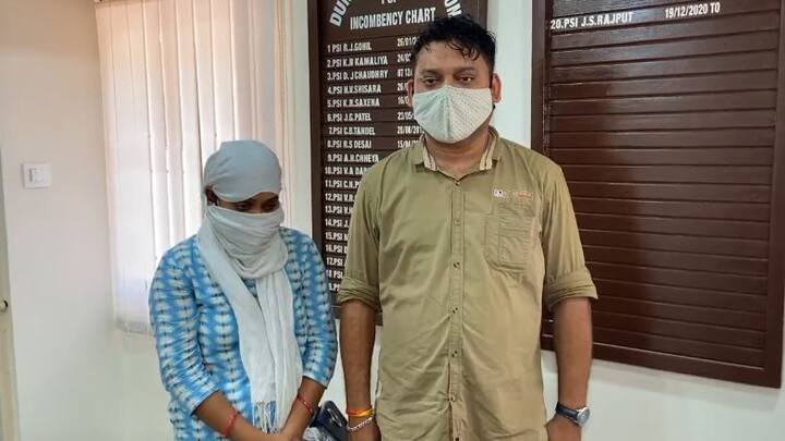 આ પોલીસ કર્મચારી પોતાના બાળકો અને પત્ની સાથે દારૂની હેરફેર કરી રહ્યો હોવાની બાતમીના આધારે પોલીસ દ્વારા ઝડપી પાડી બંનેની અટકાયત કરી હતી.