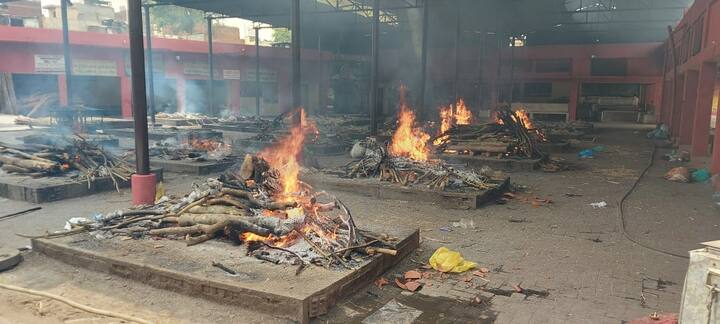 ਦੁਰਗਿਆਣਾ ਮੰਦਰ ਕਮੇਟੀ ਅਧੀਨ ਚੱਲਦੇ ਸ਼ਿਵਪੁਰੀ ਸ਼ਮਸ਼ਾਨ ਘਾਟ ਦੇ ਹਾਲਾਤ ਇਸ ਕਦਰ ਬੇਕਾਬੂ ਹੋਏ ਹਨ ਕਿ ਇੱਥੇ ਅੰਤਿਮ ਸੰਸਕਾਰ ਕਰਨ ਲਈ ਥੜ੍ਹਿਆਂ ਦਾ ਘਾਟ ਹੋ ਗਈ ਹੈ। ਅਜਿਹੇ ਹੀ ਹਾਲਾਤ ਦਿੱਲੀ ਵਿੱਚ ਹਨ।