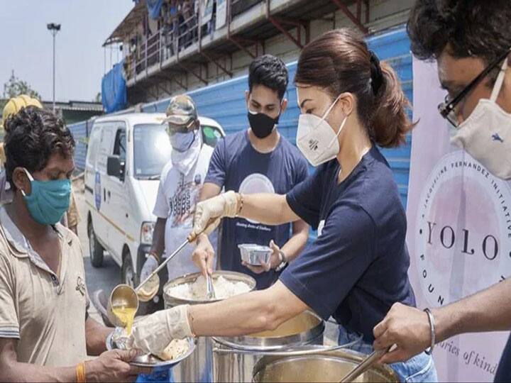 Jacqueline Fernandez ने भूखे लोगों को खिलाया भरपेट खाना, कहा- इससे मुझे शांति मिली Jacqueline Fernandez Distributes Food For Neddy Photos Viral On Internet Jacqueline Fernandez ने भूखे लोगों को खिलाया भरपेट खाना, कहा- इससे मुझे शांति मिली