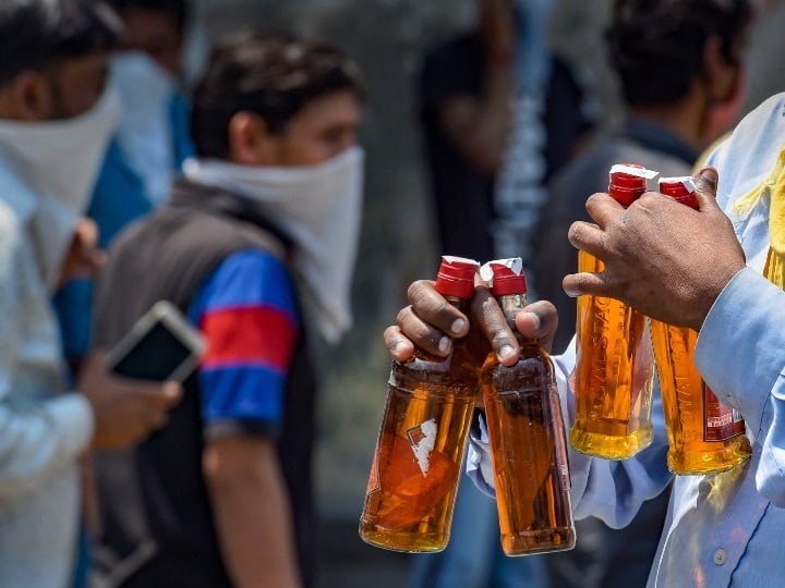 Delhi govt allows home delivery of liquor for orders placed on app, website Delhi allows liquor home delivery : ঘরে বসেই মদের জোগান, অ্যালকোহলের হোম ডেলিভারিতে ছাড় দিল্লির