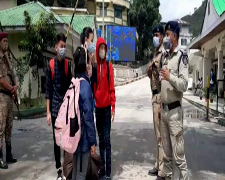 কিন্তু, সিকিমের দরজা আপাতত বন্ধ হয়ে যাওয়ায়, যে কোনও কাজের জন্য সীমানা এলাকা থেকে কালিম্পং শহরে আসতে হবে সেখানকার বাসিন্দাদের। দৈনন্দিন কাজের জন্য পাড়ি দিতে হবে প্রায় দ্বিগুণ পথ।