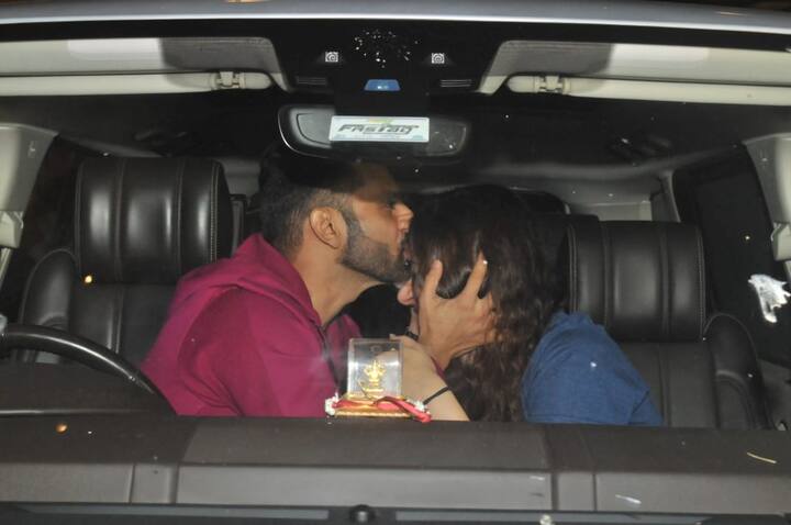 दिशा राहुल को एयरपोर्ट छोड़ने के लिए आई थीं लेकिन इस दौरान वो काफी इमोशनल हो गईं और दोनों की दिलचस्प तस्वीरें कैमरे में कैद भी हो गईं.