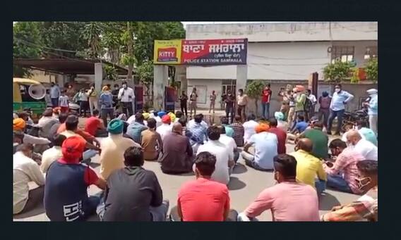 ਦੁਕਾਨਦਾਰਾਂ ਨੇ ਪੁਲਿਸ ਨੂੰ ਸੌਂਪੀਆਂ ਚਾਬੀਆਂ, ਬੋਲੇ, ਹੁਣ ਖੁਦ ਹੀ ਚਲਾਓ ਦੁਕਾਨਾਂ ਦੁਕਾਨਦਾਰਾਂ ਨੇ ਪੁਲਿਸ ਨੂੰ ਸੌਂਪੀਆਂ ਚਾਬੀਆਂ, ਬੋਲੇ, ਹੁਣ ਖੁਦ ਹੀ ਚਲਾਓ ਦੁਕਾਨਾਂ