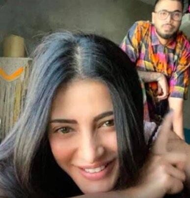 फिल्म रमैया वस्तावैया से बॉलीवुड में कदम रखने वाली फेमस अदाकारा श्रुति इन दिनों अपने बॉयफ्रेंड के साथ वक्त बीता रही है.