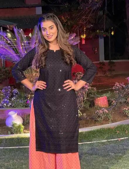 দুজনের সম্পর্কও ভোজপুরি সিনে দুনিয়ায় সংবাদের শিরোনামে ছিল। কিন্তু পবনের বিয়ের সিদ্ধান্তের পর সেই জল্পনায় জল পড়েছিল।