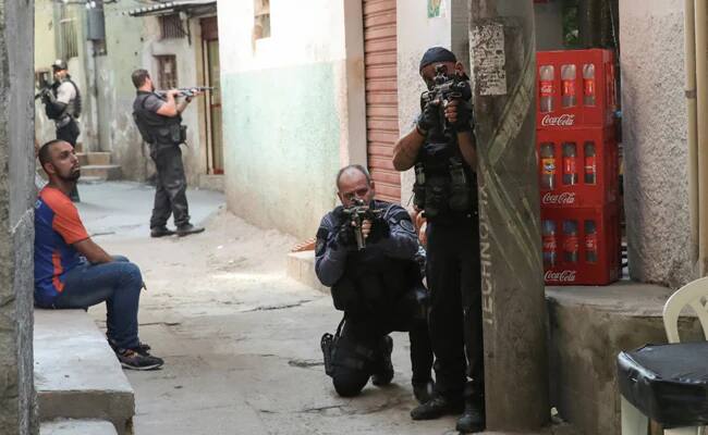 Brazil Rio de Janeiro shoot-out 25 killed in favela gun battle Rio de Janeiro shoot-out: রিও দি জেনিরোতে পুলিশের মাদক-বিরোধী অভিযানে ধুন্ধুমার, নিহত ২৫