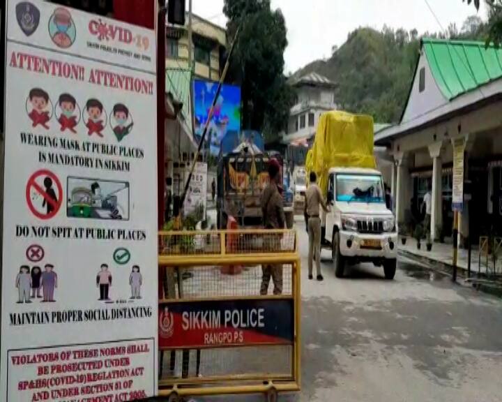লকডাউনের মতো কড়াকড়ি শুরু হয়েছে সিকিমে। তার প্রভাব পড়ল উত্তরবঙ্গের কালিম্পঙে। অর্কিডের জেলায় প্রতিবেশী রাজ্যের সীমানাতে এখন গাড়ির ভিড়।