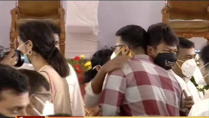 பதவியேற்பு விழாவில் தயா அழகிரியை கட்டித் தழுவிய உதயநிதி