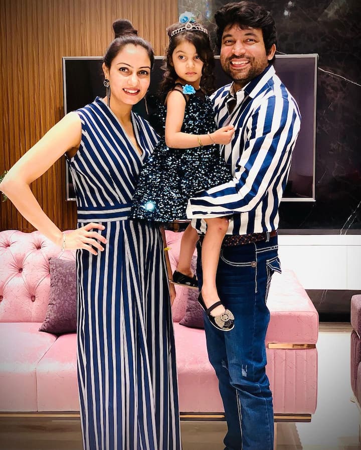 चंदन प्रभाकर - चाय वाले चंदू के किरदार में इन्हें काफी पसंद किया जाता है. लेकिन इनकी निजी जिंदगी की बात करें तो उन्होंने 2015 में नंदिनी खन्ना से शादी की थी. ये शादी परिवार की मर्ज़ी से हुई थी. आज दोनों खुशहाल जिंदगी जी रहे हैं और दोनों की एक प्यारी सी बेटी भी है. (फोटो - सोशल मीडिया)