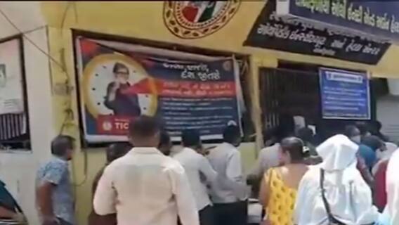 Surat: વેક્સિન લેવા માટે ફાંફા, પાલિકા અધિકારીની ભૂલના કારણે લાગી લાંબી લાઈન?,જુઓ વીડિયો