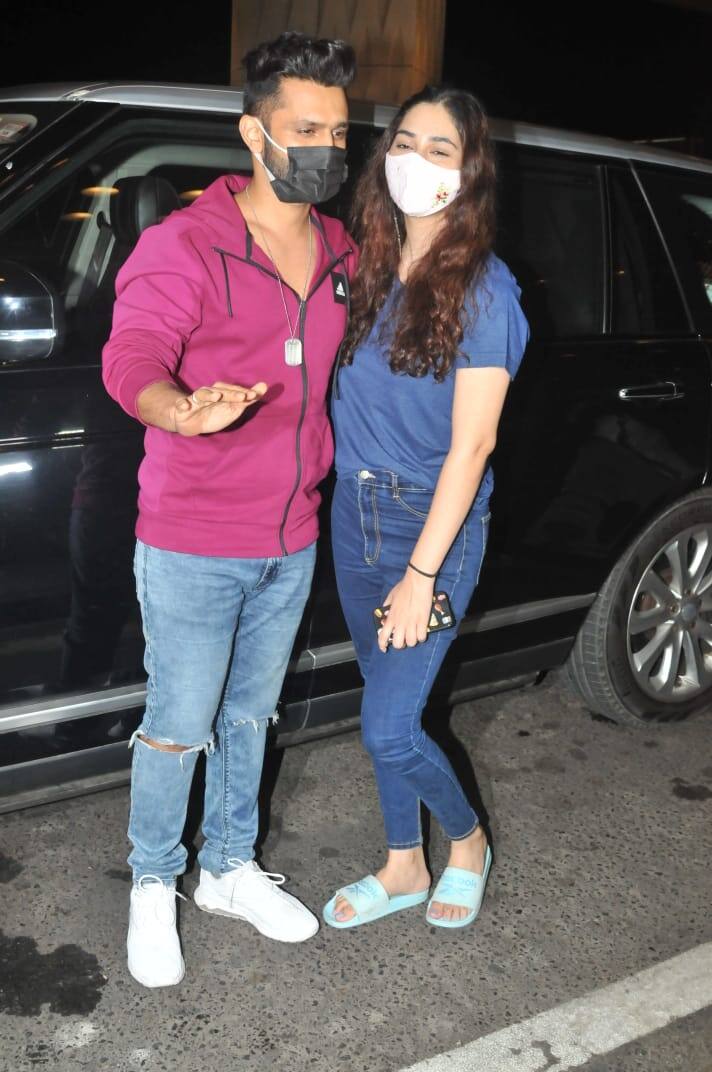 6 मई की रात ख़तरों के खिलाड़ी 11 के सभी कंटेस्टेंट मुंबई एयरपोर्ट से केपटाउन के लिए रवाना हुए और इस दौरान सभी काफी उत्साहित नज़र आए. इस सीज़न में राहुल वैद्य भी हिस्सा ले रहे हैं और वो भी एयरपोर्ट पर दिशा परमार के साथ दिखे.