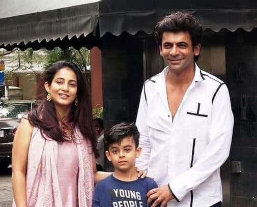 सुनील ग्रोवर - भले ही किसी भी कारण से आज सुनील ग्रोवर इस शो में न हो लेकिन वो इस शो का अहम हिस्सा रह चुके हैं. डॉ. मशहूर गुलाटी के तौर पर उन्होंने दर्शकों का खूब मनोरंजन किया है. सुनील ग्रोवर भी शादीशुदा हैं और उनकी पत्नी का नाम है आरती. जो पेशे से इंटीरियर डिज़ाइनर हैं. (फोटो - सोशल मीडिया)