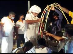 16 घंटे से 90 फीट गहरे बोरवेल में फंसा था चार साल का मासूम, इस शख्स ने देसी जुगाड़ से 25 मिनट में निकाला बाहर