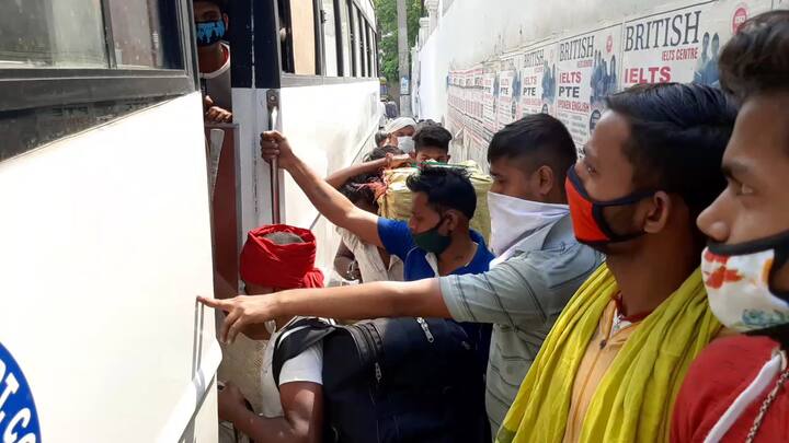 ਸਿਖ਼ਰ ਦੁਪਹਿਰ ਦੀ ਗਰਮੀ ਵਿੱਚ ਸੜਕਾਂ 'ਤੇ ਬੈਠੇ ਇਨ੍ਹਾਂ ਪ੍ਰਵਾਸੀ ਲੋਕਾ ਨੇ ਰੋ-ਰੋ ਕੇ ਆਪਣੇ ਦੁੱਖੜੇ ਸੁਣਾਏ।