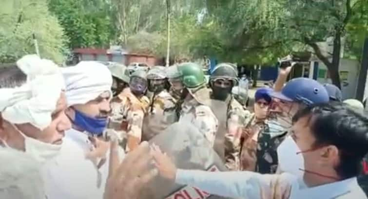 Dushyant Chautala attends function in jind during protest of farmers, farmers break barricades ਕਿਸਾਨਾਂ ਦੇ ਵਿਰੋਧ ਦੇ ਚਲਦਿਆਂ ਦੁਸ਼ਯੰਤ ਚੌਟਾਲਾ ਨੇ ਕੀਤੀ ਸਮਾਗਮ 'ਚ ਸ਼ਿਰਕਤ, ਕਿਸਾਨਾਂ ਨੇ ਤੋੜੇ ਬੈਰੀਗੇਟ