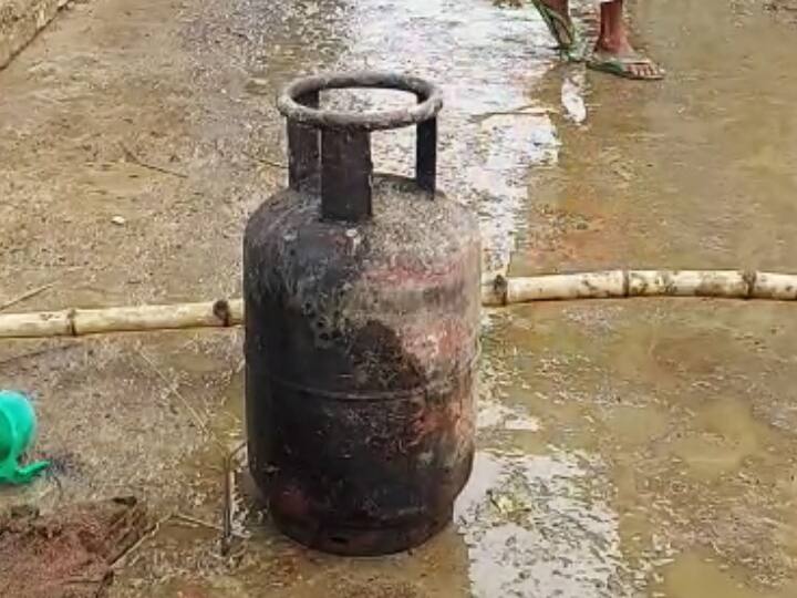 cylinder caught fire during cooking at home in madhubani people showed readiness ann मधुबनीः खाना बनाने के दौरान सिलिंडर में लगी आग, गांव के लोगों ने इस तरीके से किया काबू