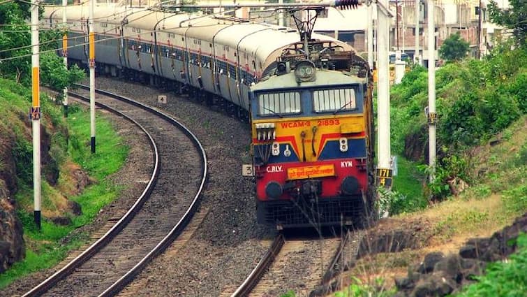 बंगाल में लॉकडाउन: EMU-लोकल ट्रेनों पर रोक, मालगाड़ियों-विशेष ट्रेनों की जारी रहेगी आवाजाही