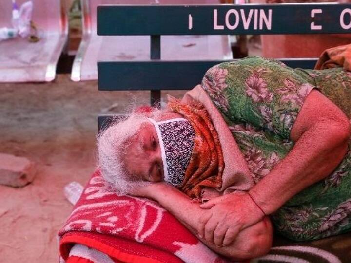 சிகிச்சைக்கு பின் அமைதியாக உறங்கும் முதியவர்