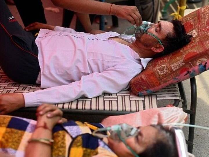 அடுத்தடுத்த படுக்கையில் ஆக்சிஜன் உதவிபெறும் நோயாளிகள்