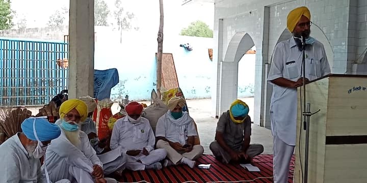 ਮੋਗਾ: ਜ਼ਿਲੇ ਦੇ ਪਿੰਡ ਕਿਲੀ ਚਾਹਲਾਂ ਵਿੱਚ ਭਾਰਤੀ ਕਿਸਾਨ ਯੂਨੀਅਨ ਏਕਤਾ ਉਗਰਾਹਾਂ ਦੇ ਸੂਬਾ ਸਕੱਤਰ ਸੁਖਦੇਵ ਸਿੰਘ ਕੋਕਰੀ ਦੀ ਅਗਵਾਈ ਵਿੱਚ ਚਾਰ ਜ਼ਿਲ੍ਹਿਆਂ ਮੋਗਾ, ਲੁਧਿਆਣਾ ਜਲੰਧਰ, ਹੁਸ਼ਿਆਰਪੁਰ ਦੇ ਕਿਸਾਨਾਂ ਦਾ ਵੱਡਾ ਇਕੱਠ ਕੀਤਾ ਗਿਆ।