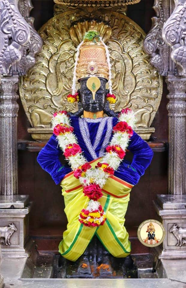 मोजक्याच लोकांच्या उपस्थितीत एकादशीनिमित्त विठुरायाची पूजा पंढरपूर मंदिरात पार पडली.