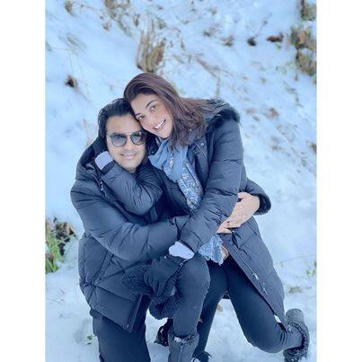 बर्फ के बीच पोज देते ये फोटो उनके हनीमून की है. जहां दोनों काफी खुश नजर आ रहे हैं.
