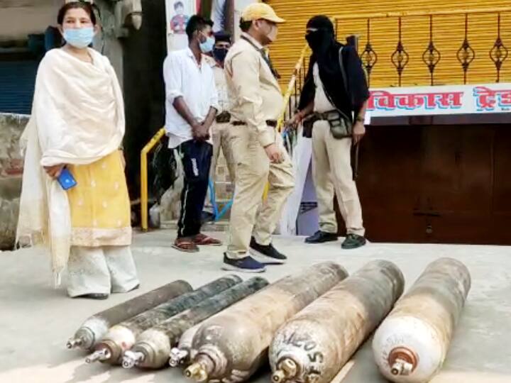one hundred twenty nine oxygen cylinder recovered by police during raid in shop at rohats ann बिहारः कोरोनाकाल में ‘सांसों’ की चोरी, बंगाल से सिलिंडर मंगाकर 35 हजार में बेच रहे धंधेबाज