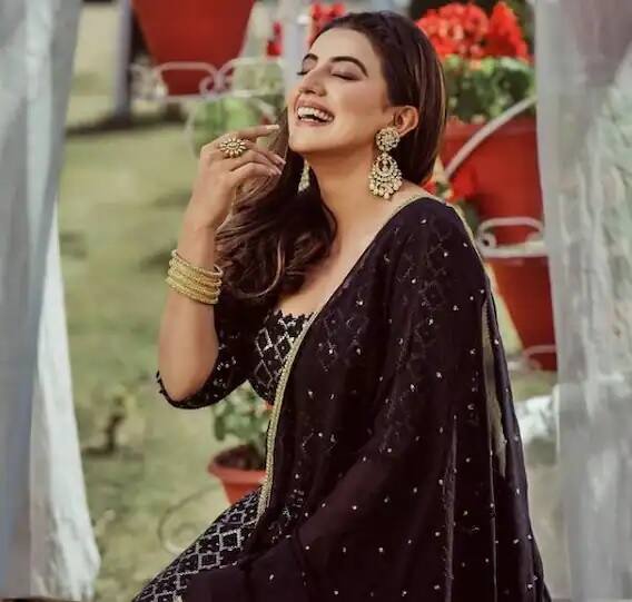 পর্দায় বিভিন্ন ধরনের চরিত্র ফুটিয়ে তুলতে সিদ্ধহস্ত অক্ষরা রিয়েল লাইফেও খুবই সাহসী। আর স্টাইল আইকনও হয়ে উঠেছেন তিনি।