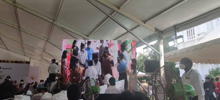 அங்கு வைக்கப்பட்டுள்ள மெகா திரையில் பதவியேற்பு விழாவை கண்டு ரசித்தனர்