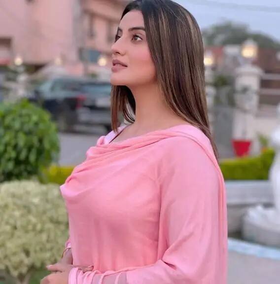 অত্যন্ত অল্প সময়ের মধ্যেই নিজস্ব পরিচিত গড়ে তুলেছিলেন অক্ষরা। তিনি আসলে ভোজপুরি সিনেমার অভিনেত্রী। তাঁর ফ্যান ফলোয়ারের সংখ্যা এখন প্রচুর।