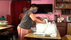 Kolkata COVID-19: অসহায় মানুষের পাশে থাকার উদ্যোগ, করোনা আক্রান্তদের বাড়িতে মায়ের রান্না করা খাবার পৌঁছে দিচ্ছেন বাগবাজারের শ্রাবস্তী