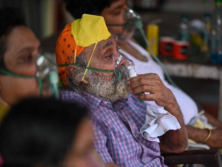 ஆக்சிஜன் உதவியுடன் சுவாசிக்கும் முதியவர் புகைப்படம்