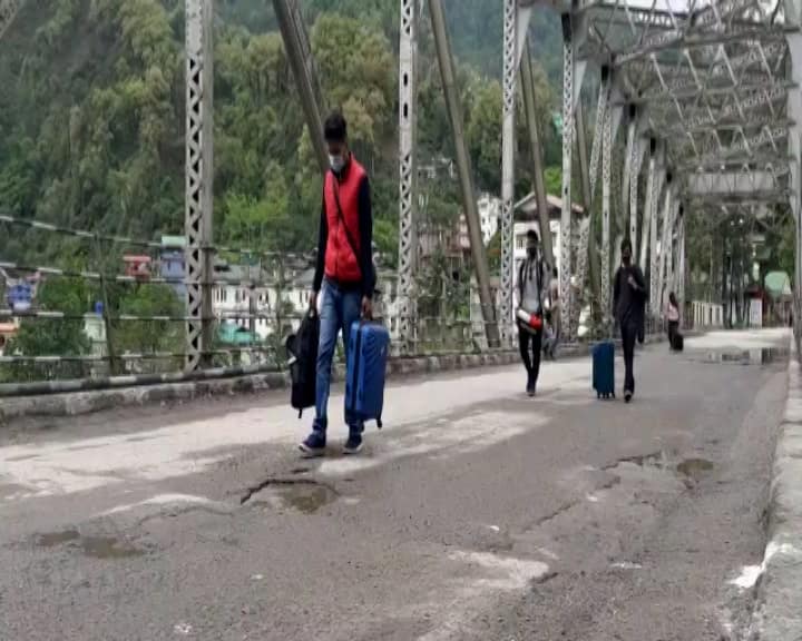 স্বাস্থ্য দফতরের রিপোর্ট অনুযায়ী, কালিম্পংয়ে সক্রিয় রোগীর সংখ্যা প্রায় ৪০০ ছুঁইছুঁই। এখনও পর্যন্ত মৃত্যু হয়েছে ২৯ জনের। তবে সাবধানতায় খামতি রাখতে চাইছে না স্থানীয় প্রশাসন।