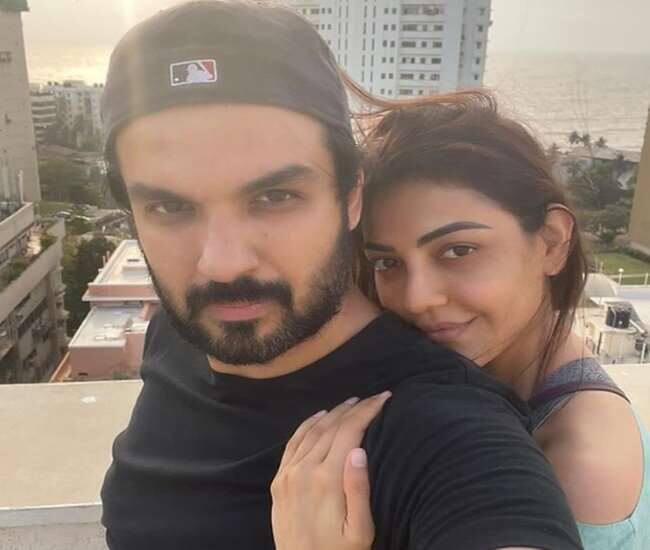 काजल की शेयर की गई इन फोटोज में वो गौतम के साथ वो स्पोर्ट्सवियर में नजर आ रही है. वहीं गौतम इसमें ब्लैक टी-शर्ट के साथ कैप लगाए दिखाई दे रहे हैं.इस फोटो को शेयर करते हुए काजल ने लिखा है कि, स्पोर्ट सिस्टम.