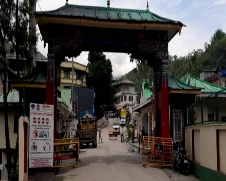 সীমানা লাগোয়া এই সব এলাকার বাসিন্দারা নানা কাজে ও জিনিসপত্র কেনাকাটার জন্য প্রায়ই প্রতিবেশী রাজ্যে পা রাখেন।