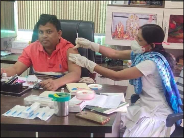 राजस्थान: ज़िले में वैक्सीनेशन कार्यक्रम शुरू होने से पहले ही कांग्रेस MLA ने घर पर लगवाया कोरोना का टीका, विवाद हुआ तो दी सफाई Rajasthan: Congress MLA Ramlal Meena gets vaccinated at home ann राजस्थान: ज़िले में वैक्सीनेशन कार्यक्रम शुरू होने से पहले ही कांग्रेस MLA ने घर पर लगवाया कोरोना का टीका, विवाद हुआ तो दी सफाई