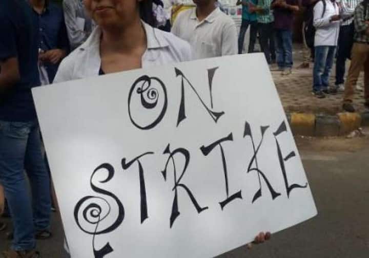 Doctors call off strike after Mayors assurance ANN Hindurao Hospital Doctors Strike: मेयर के आश्वासन के बाद डॉक्टरों ने खत्म की हड़ताल